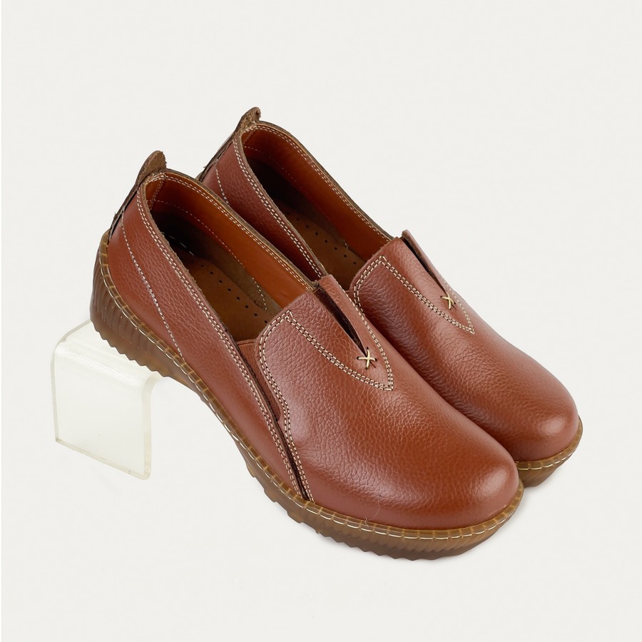 True ? شوز حريمي جلد طبيعي بفرش جلد طبيعي ونعل كريب طبي طري مزود بخياطة لمتانة أكبر : Women’s genuine leather shoes with a leather insole and a soft medical crepe sole with added stitching for extra durability

